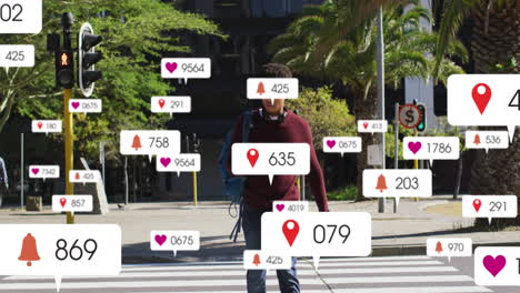 Animation-Von-Benachrichtigungsleisten-über-Einem-Mann-Gemischter-Abstammung,-Der-Beim-Überqueren-Der-Straße-Auf-Sein-Mobiltelefon-Schaut