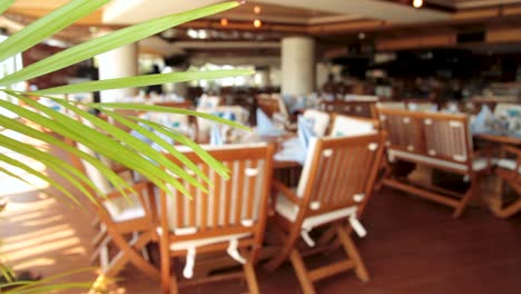 interior del restaurante con asientos al aire libre