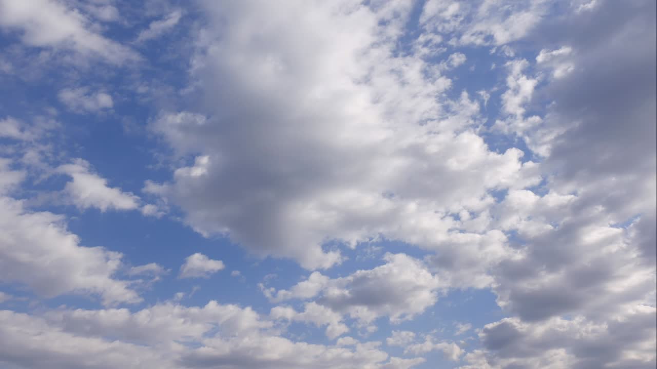 cielo azul nubes blancas. nubes puffy fluffy blancas. nube cúmulo scape lapso de tiempo. verano cielo azul lapso de tempo. dramático majestuoso increíble cielo azul. nubes blancos suaves se forman. nubes fondo lapso de time