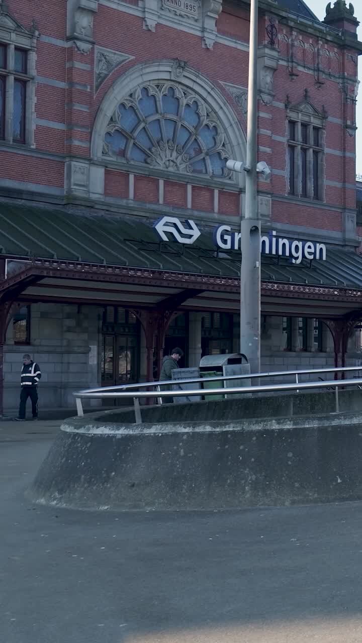 Vista esterna della stazione ferroviaria di Groningen con persone