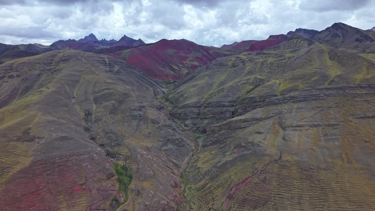Paisagem majestosa da Montanha Arco-Íris e do Vale Vermelho perto de Cusco, com cores vibrantes.