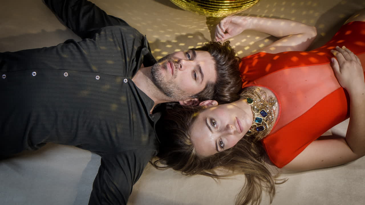 мужчина и женщина на полу 4k 28