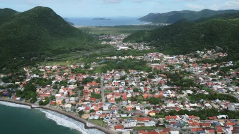 panorámica aérea de la ciudad de la playa de santa catarina en el sur de brasil drone paisaje marítimo, ciudad entre colinas de montañas verdes, américa del sur