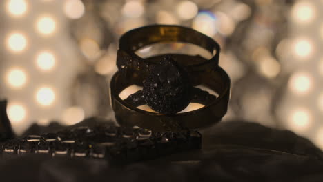 una foto impresionante del anillo de compromiso de diamantes y el anillo de bodas de oro