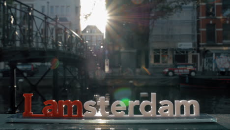 eslogan de ámsterdam y vista de la ciudad con canal