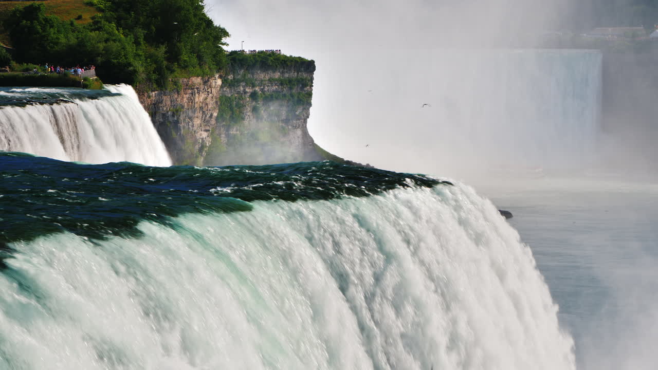 나이아가라 폭포의 물 흐름 - 미국과 캐나다의 아름다운 자연은 방문객에게 인기 있는 장소입니다.