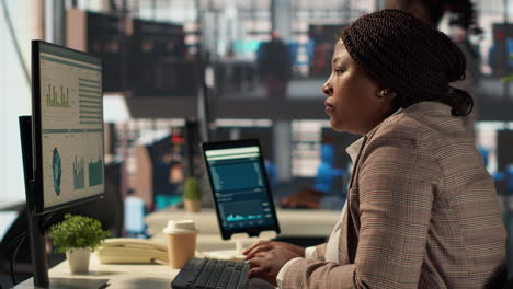 mujer de negocios trabajando en la oficina con computadora y tableta