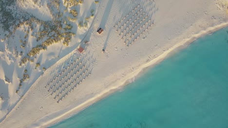 Luftaufnahmen-Von-Oben-Nach-Unten-In-4k-Von-Leerem-Strand---Mallorca-Cala-Mesquida-Am-Morgen-Bei-Sonnenaufgang---Covid19-viruskrisen,-Pendemic