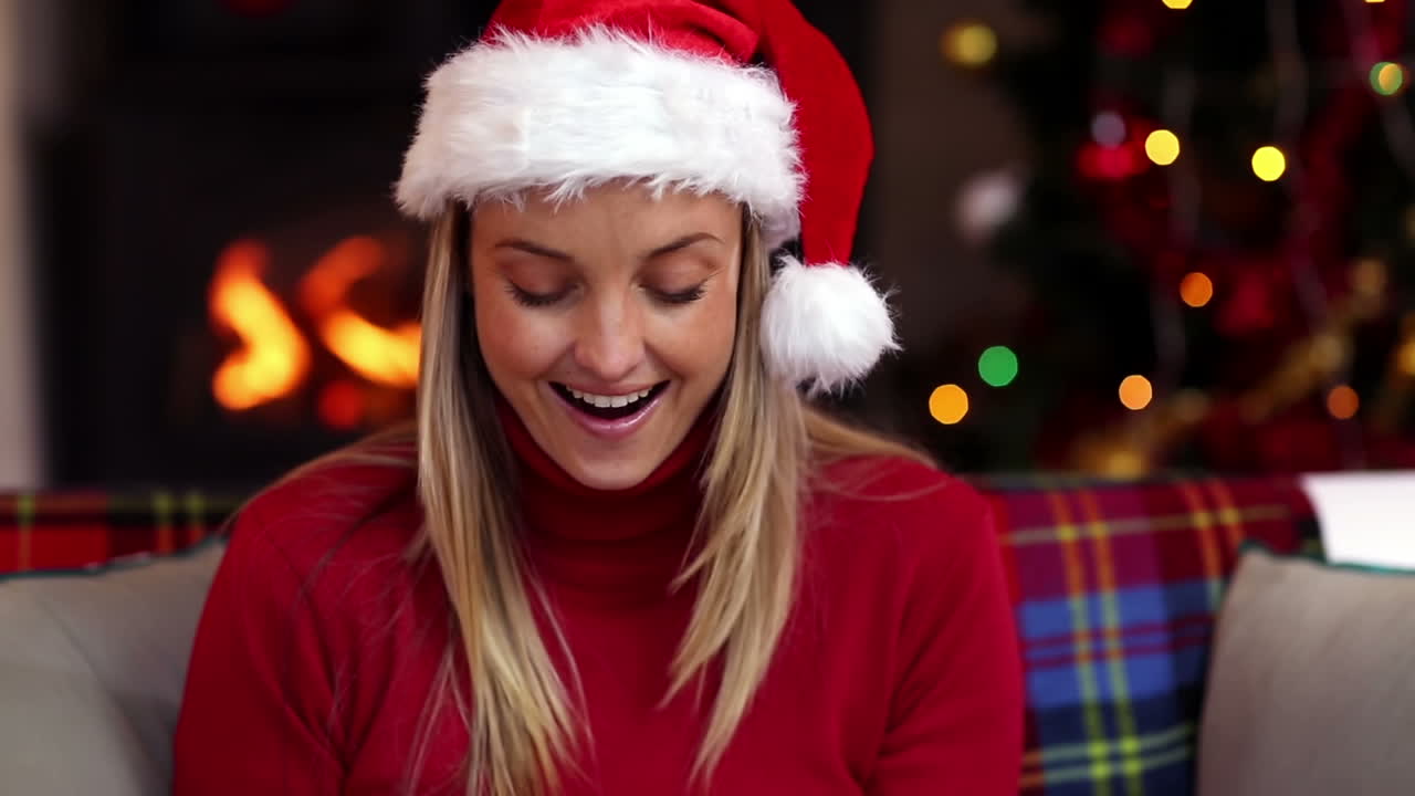 una rubia bonita abriendo un regalo de navidad