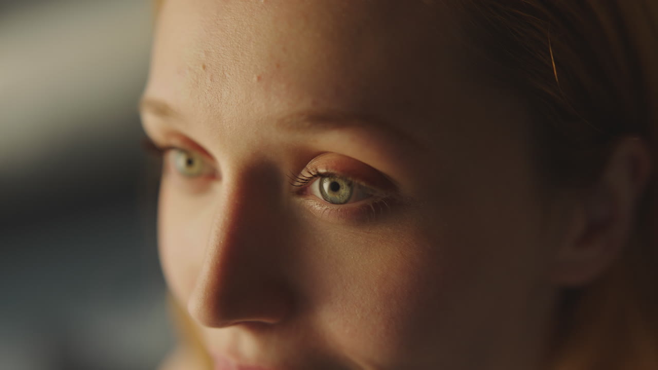 la hembra abre los ojos y sonríe.