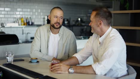 geschäftskollegen treffen sich in einem café und erarbeiten eine geschäftsstrategie, während sie daten in zeitungen ansehen