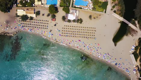 Eine-Umlaufende-Drohne-Schoss-über-Den-Strand-Von-Playa-De-Canyamel-Auf-Der-Insel-Mallorca-Vor-Der-Spanischen-Küste-Im-Mittelmeer