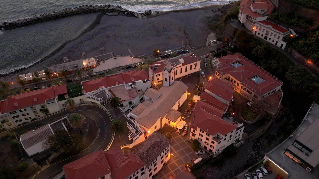 Alba a Ponta do Sol, villaggio costiero colorato al tramonto, vista aerea, Madeira, Portogallo
