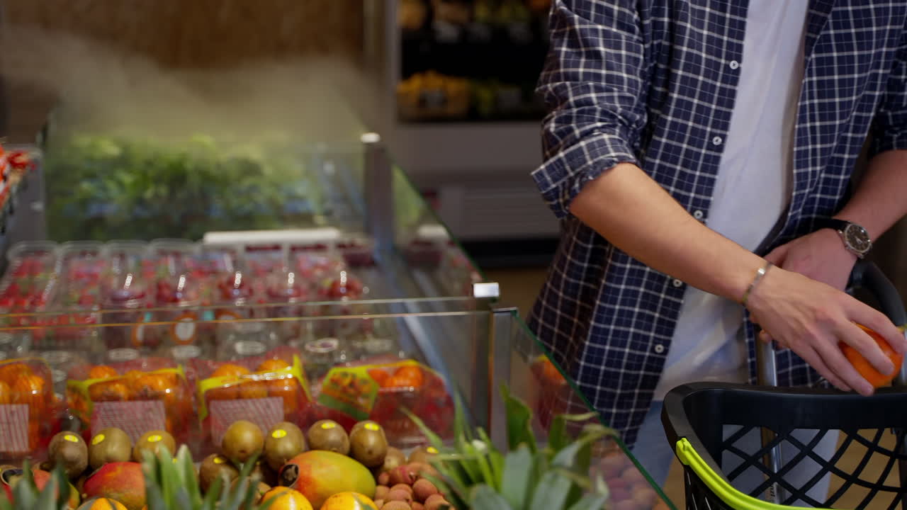 식료품 가게 에서 과일 을 구입 하는 사람