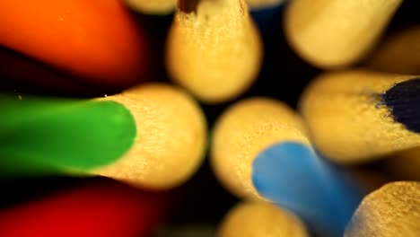 moviéndose rápidamente hacia un frasco de lápices de colores