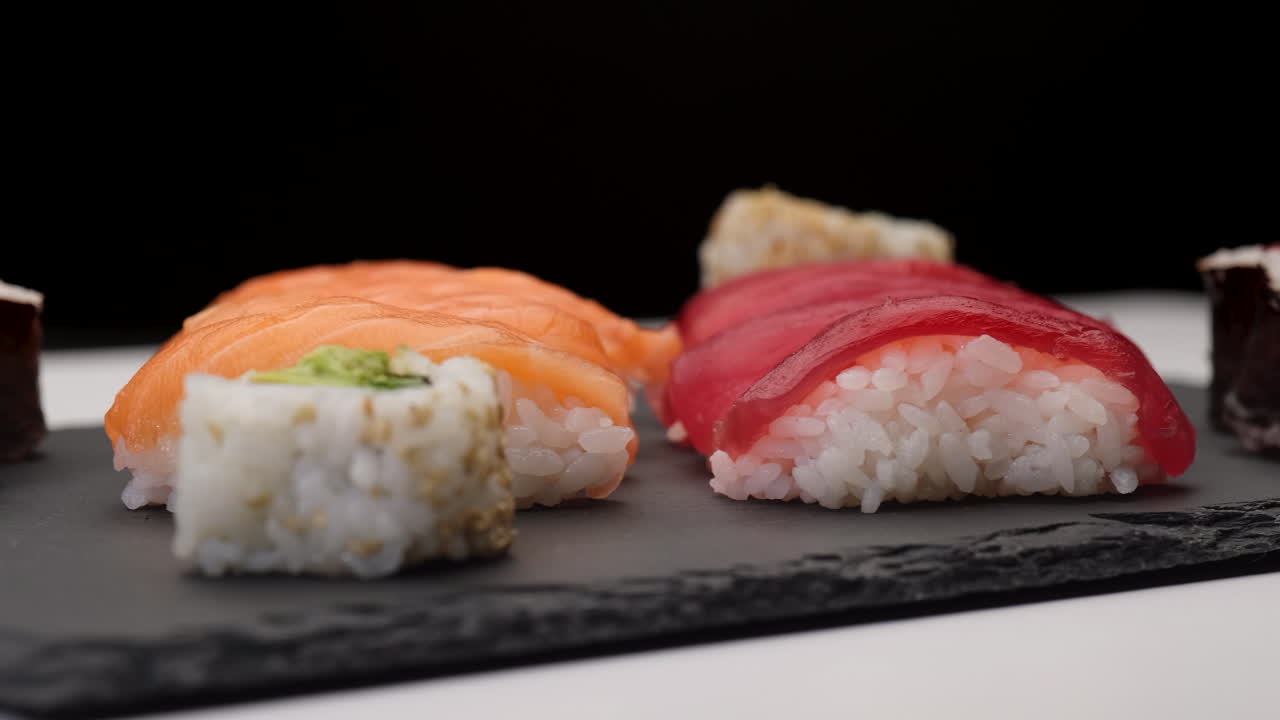 variedade de sushi comida japonesa asiática com salmão nigiri, atum nigiri, hosomaki, uramaki