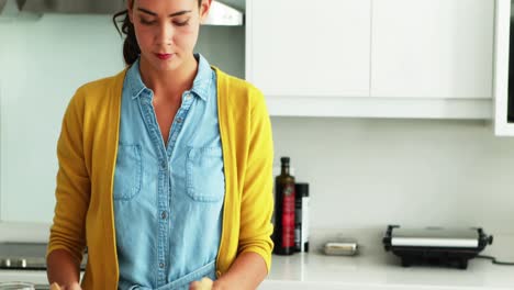 Mann-Umarmt-Frau-In-Der-Küche,-Während-Er-In-Der-Küche-Einen-Salat-Zubereitet