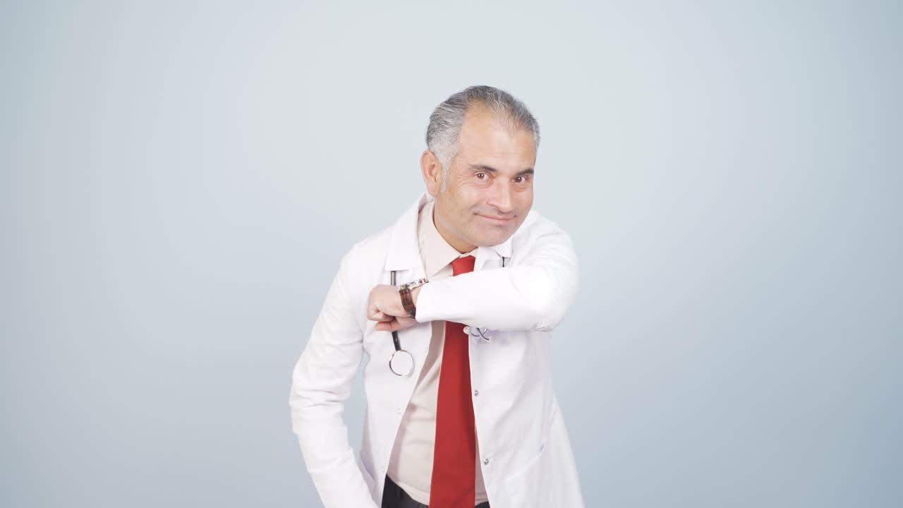 의사는 올바른 재채기를 보여줍니다.