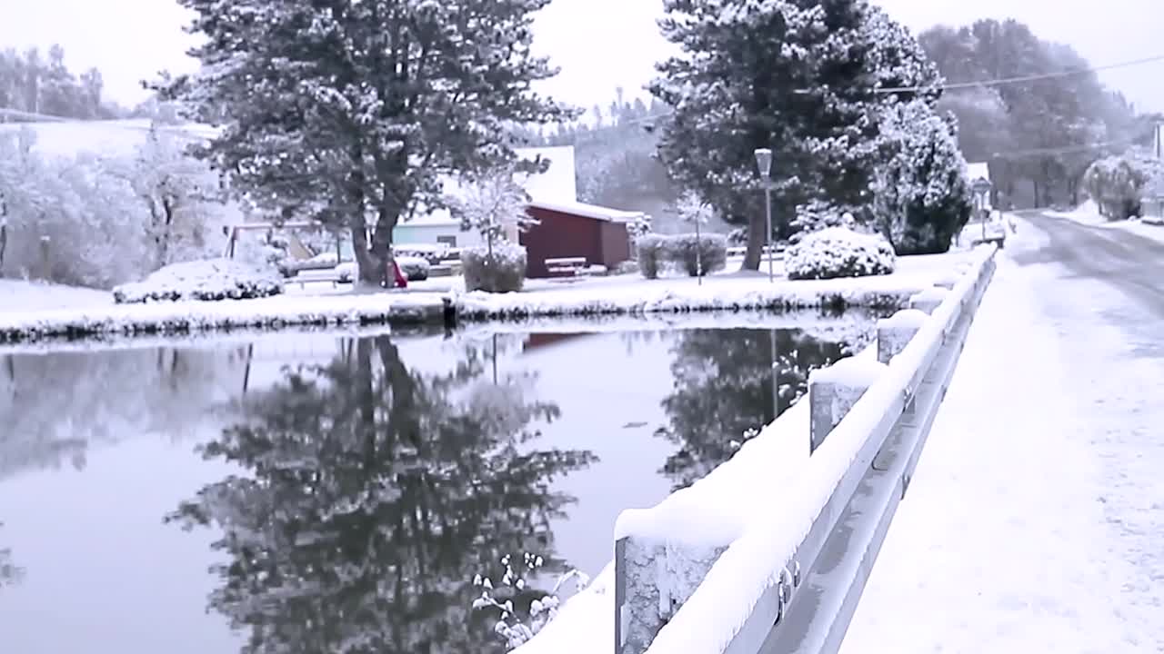 겨울날 도로 위의 눈 스톡 비디오 스톡 푸티지