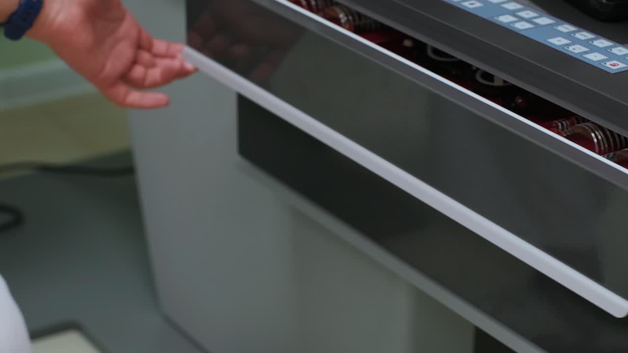 옵토메트리스트 시험 프레임 케이스: 눈 검사를 위한 다른 렌즈와 프레임이 있는 상자. 위에서 보기. 전체 세트  뷰. 안과 클리닉에서 시력 진단.