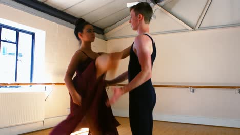 Young-couple-practicing-a-ballet-dance