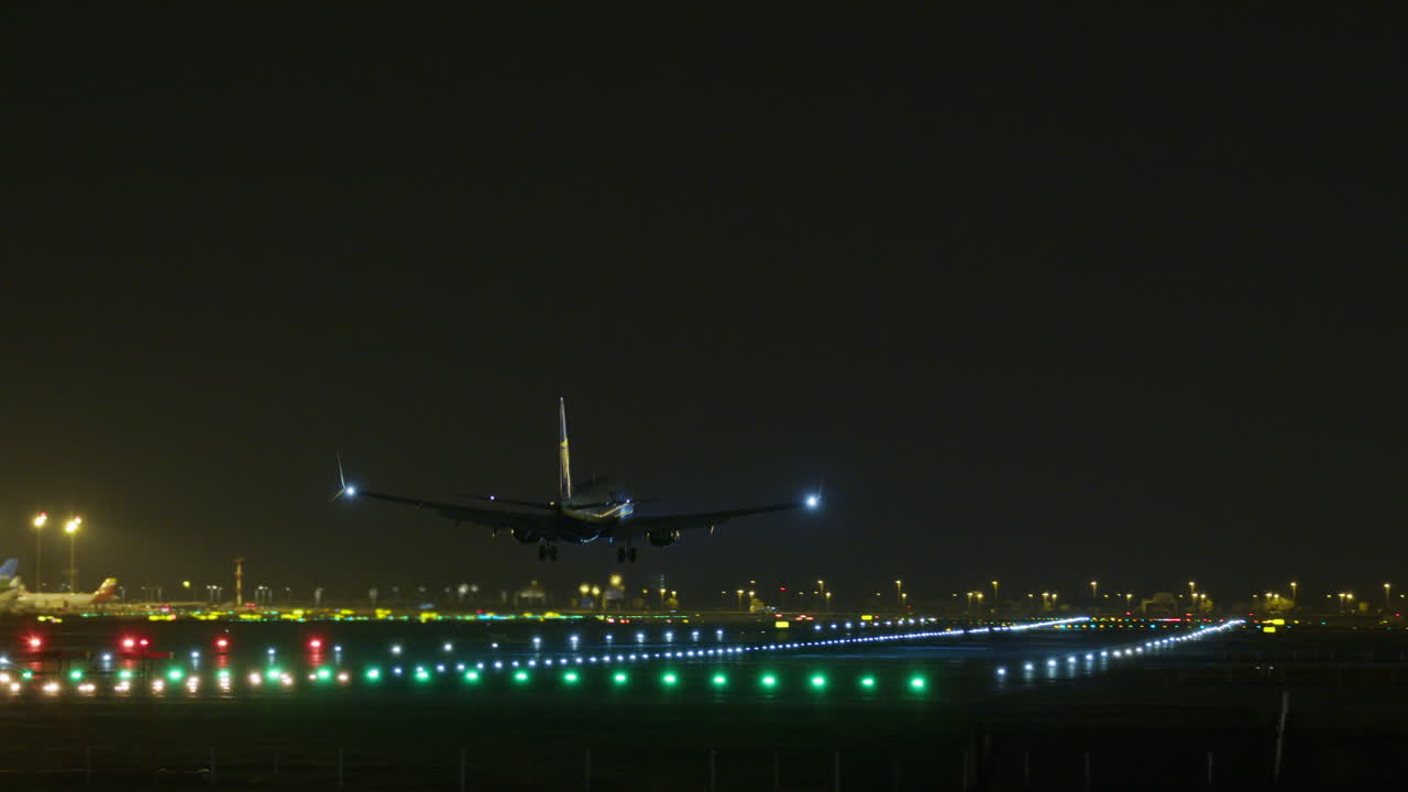 avión aterrizando en la noche