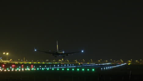 avión aterrizando en la noche