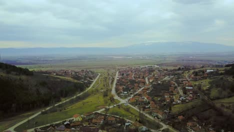 Pueblo-Búlgaro-Drone-Aéreo-Día-Nublado-Bosque-Verde