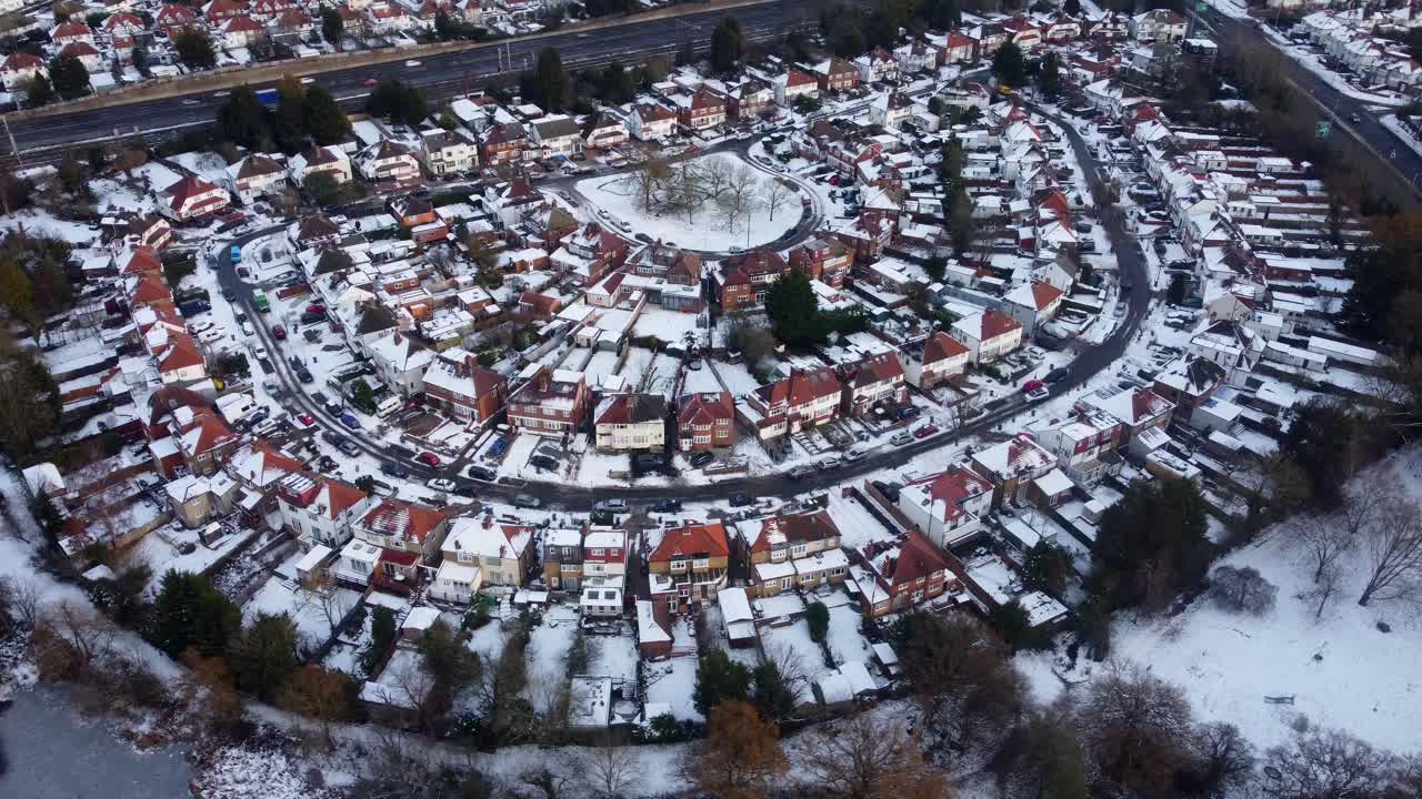 vista aérea hermosa urbanización cubierta de nieve mágica en inglaterra