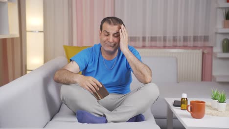 un hombre en crisis financiera.