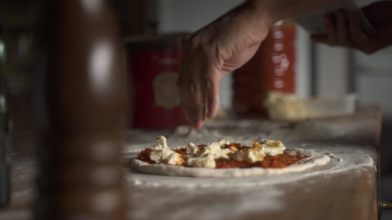 pizza de queso casera cruda de orégano condimentada en una mesa de madera a cámara lenta 60fps