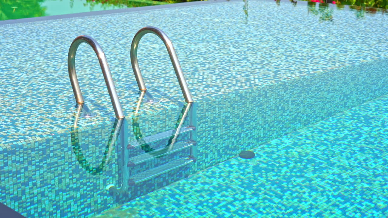 escalera de piscina con suelo de mosaico azul