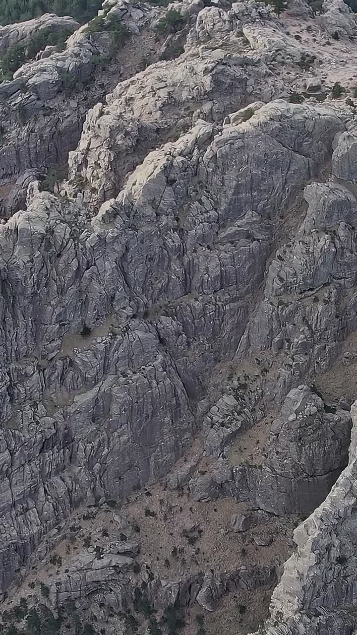 Esplora le scogliere rocciose in Corsica, Francia, in una giornata di sole