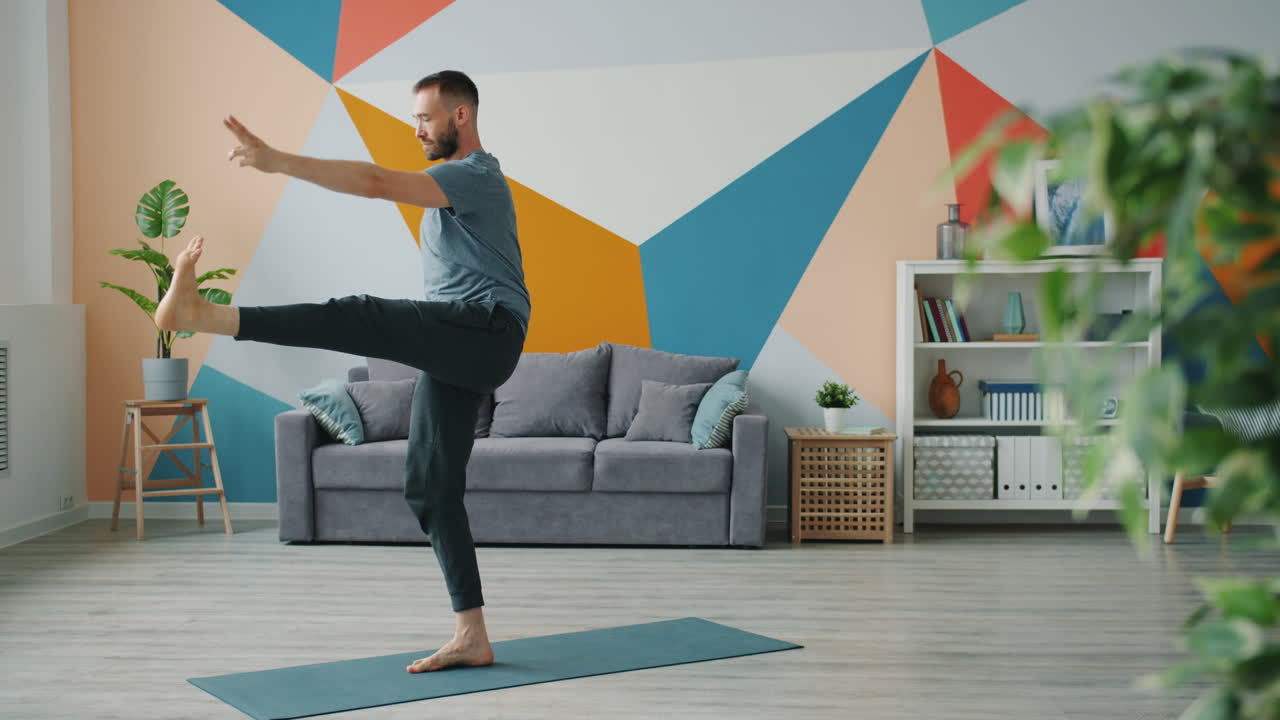 hombre haciendo yoga en casa
