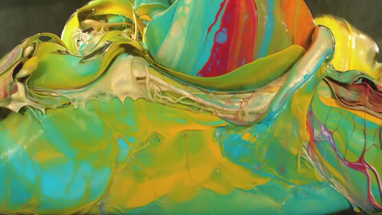 오일 페인트 색은 혼합되어 유동적인 혼합물을 형성하며, 창조적 탐구와 표현의 본질을 포장하는 추상적이고 예술적인 표현으로 이어집니다.