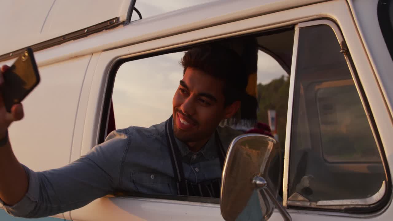 joven tomando selfies en el camión de comida