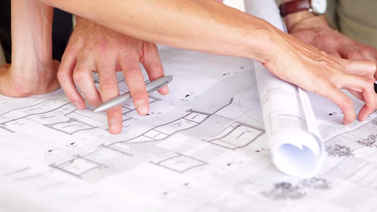 equipo de arquitectos revisando los planos