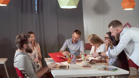 sesión de lluvia de ideas en equipo