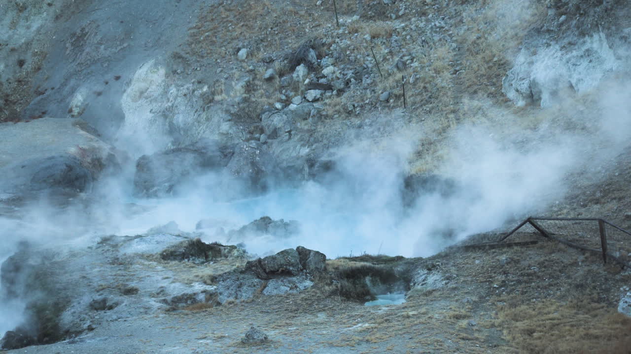 humeante de aguas termales naturales, sitio geológico de hot creek, califonia, nosotros, cámara lenta