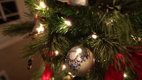 Muñequita-Hacia-Adelante-Para-Enfocarse-En-Un-Adorno-Navideño-En-Un-árbol