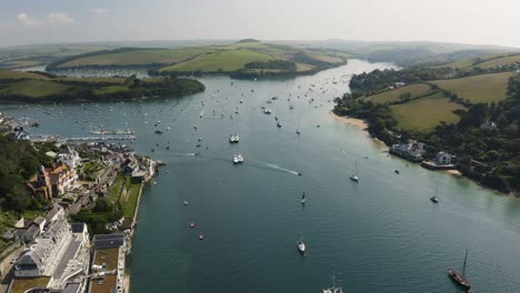 Vista-Panorámica-Del-Estuario-De-Kingsbridge-Popular-Para-Navegar-Y-Navegar-En-Salcombe,-Devon,-Inglaterra---Disparo-De-Drones