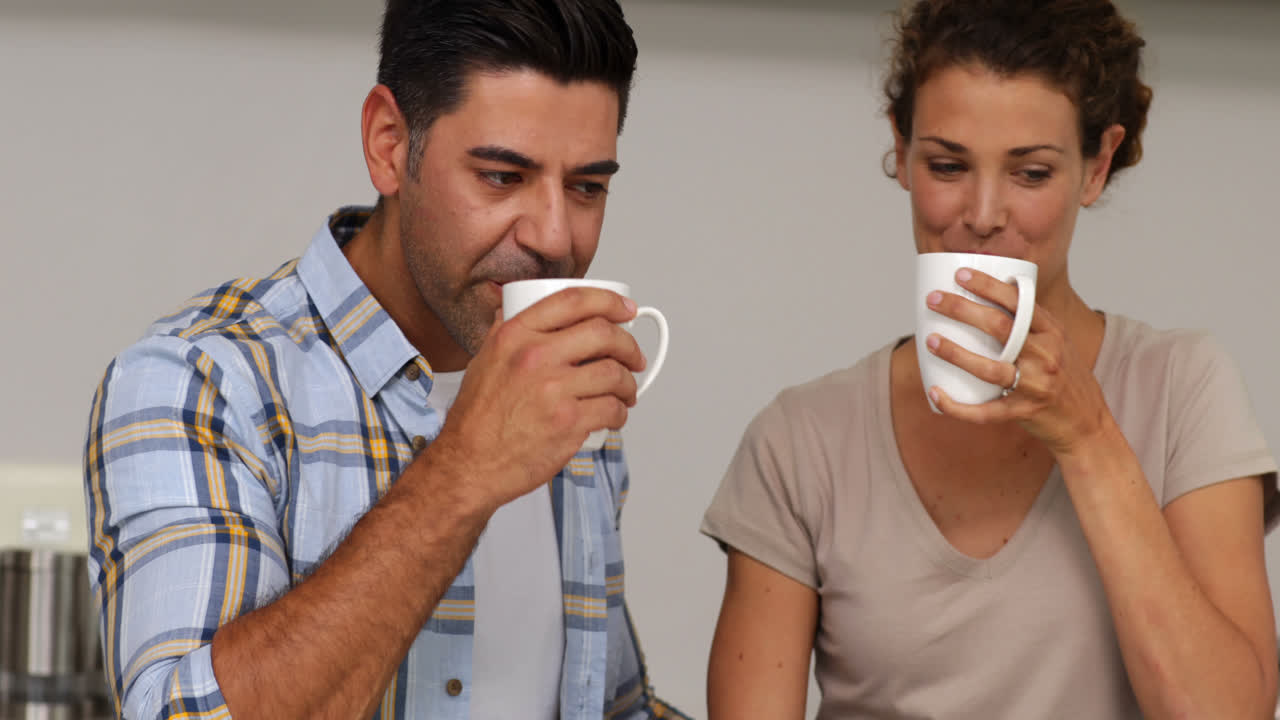 pareja bebiendo café y charlando