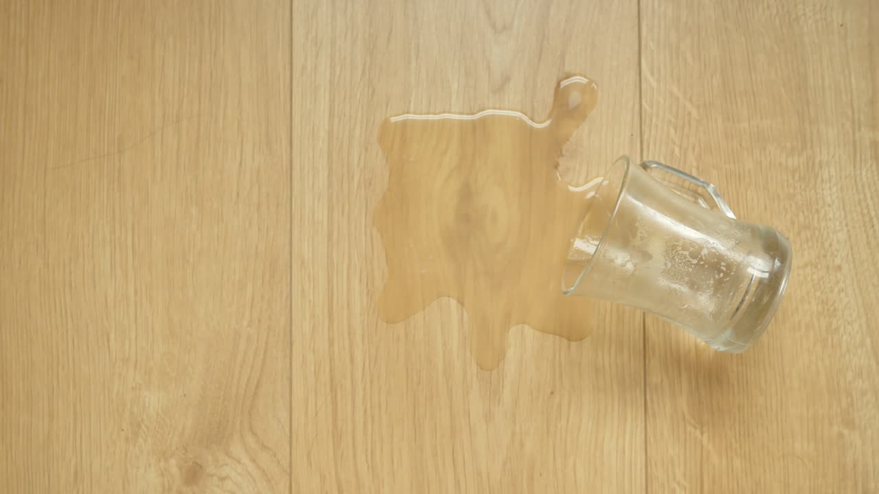 나무 바닥에 흘린 음료