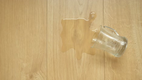 bebida derramada en el suelo de madera