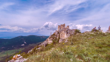 Unglaublicher-Zeitraffer-Der-Mittelalterlichen-Burg-Der-Festung-Calascio,-Einer-Kleinen-Stadt-In-Den-Abruzzen