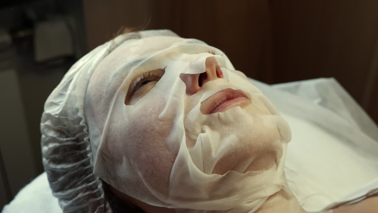 얼굴 치료를 받는 여성