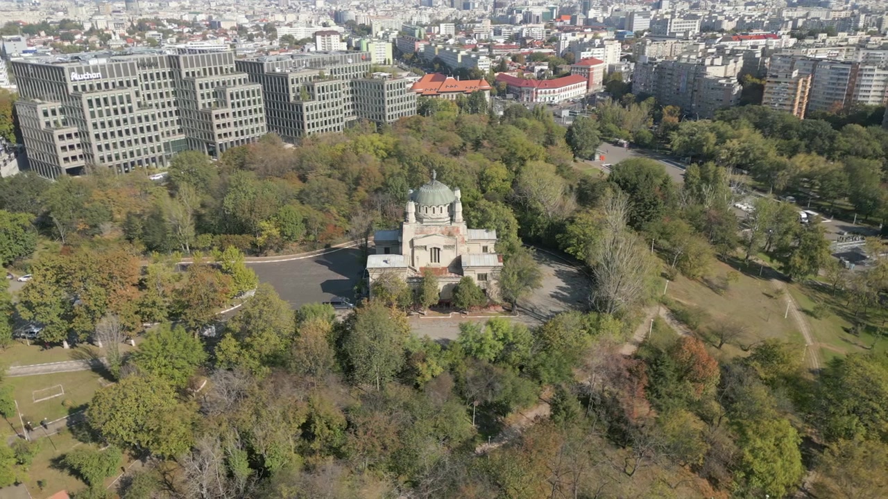 Edifício Histórico do Crematório Cenusa no Parque, Bucareste, Romênia, Europa. Drone circulando. 4K 30FPS.