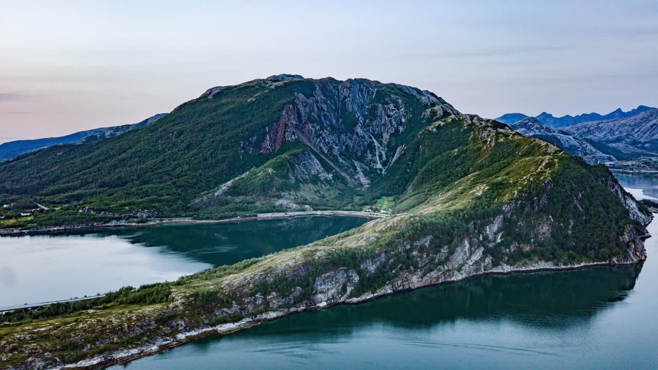aguas tranquilas y espejadas del fiordo de beiar, cerca de bodo, noruega