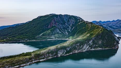 Aguas-Tranquilas-Y-Espejadas-Del-Fiordo-De-Beiar,-Cerca-De-Bodo,-Noruega