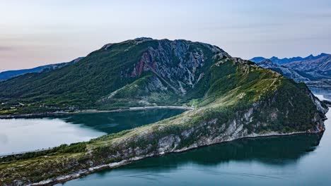 aguas tranquilas y espejadas del fiordo de beiar, cerca de bodo, noruega